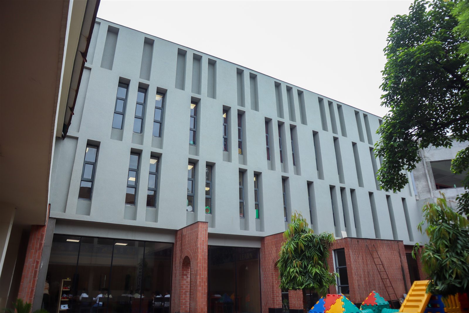 Institutional facade finished with Luxstone natural stone texture
