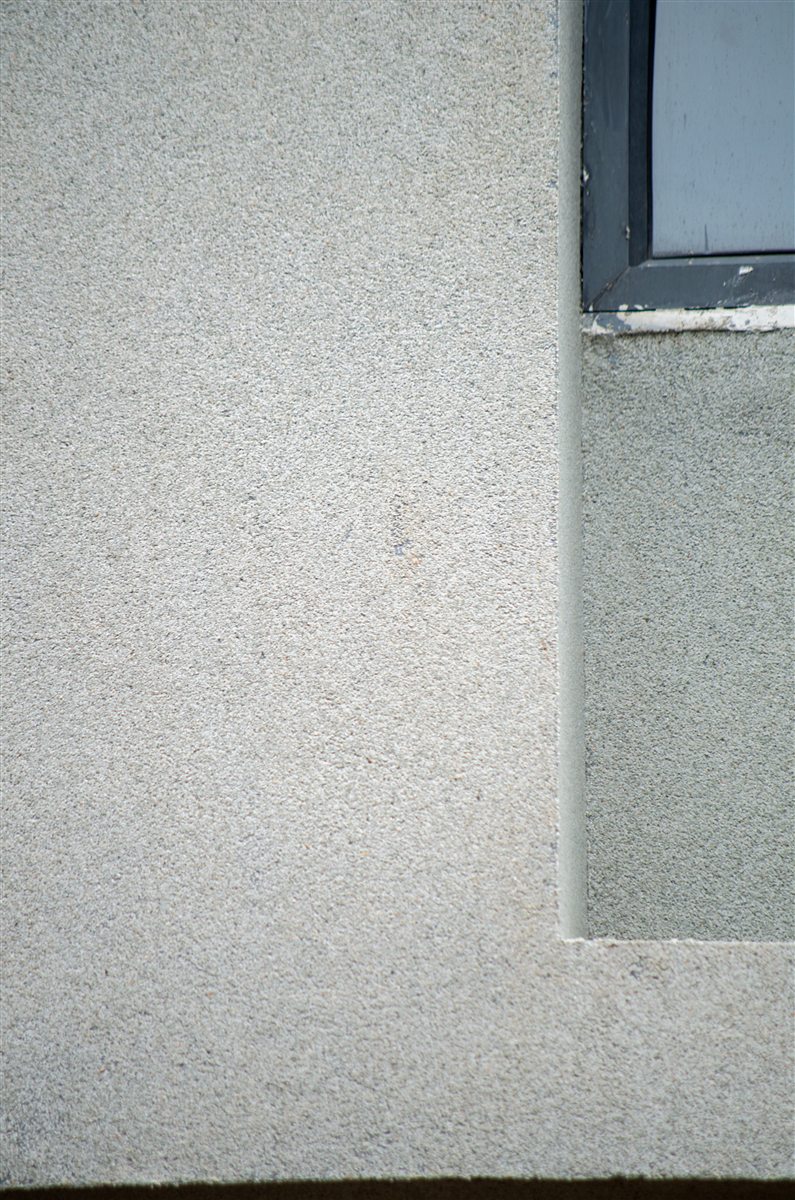 Close view of texture continuity around an institutional facade edge